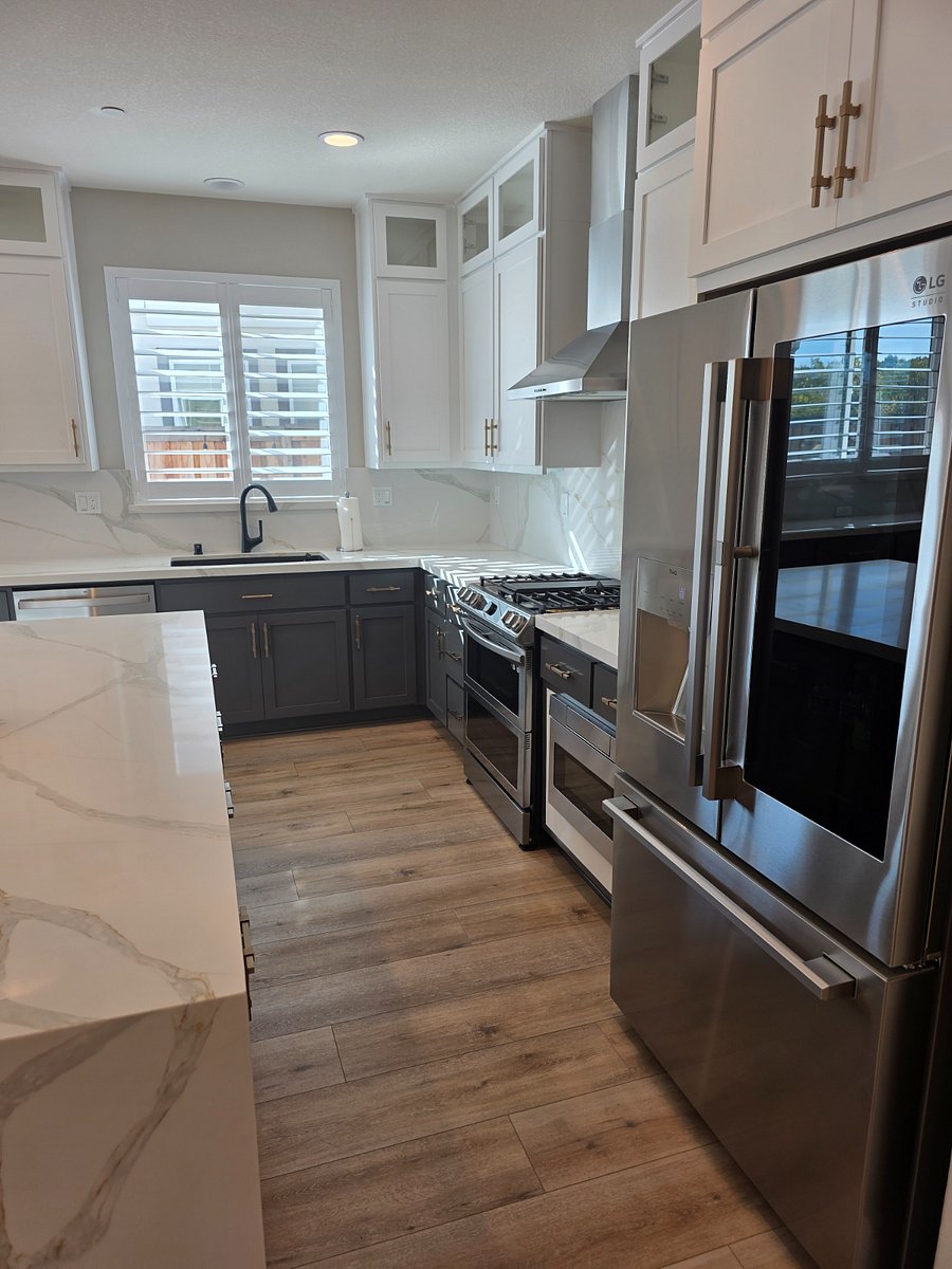 This kitchen is beautiful.