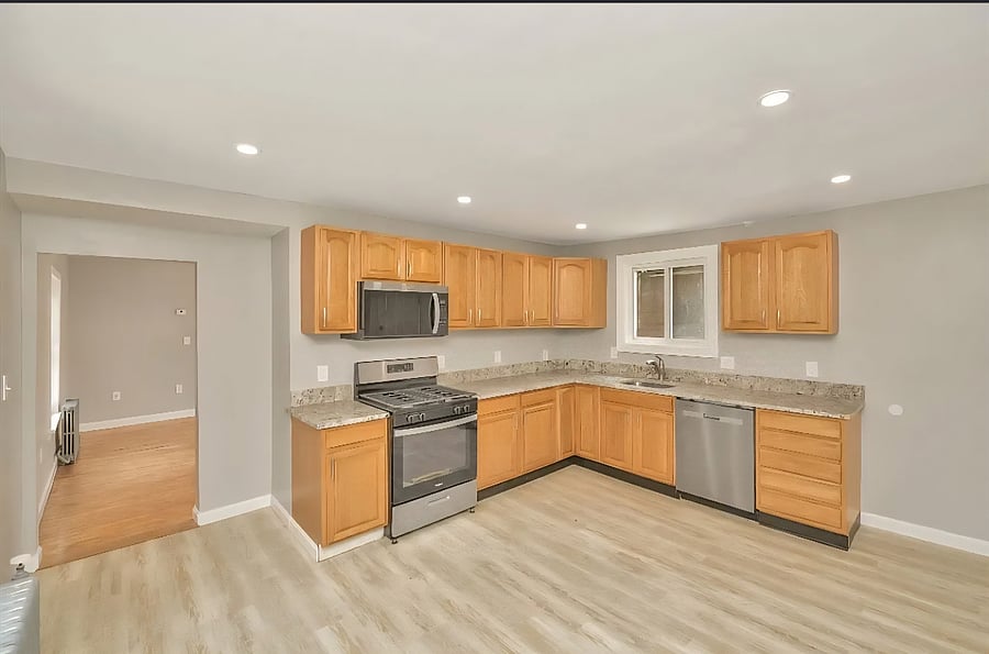 kitchen that room 4, the master bedroom, has access to