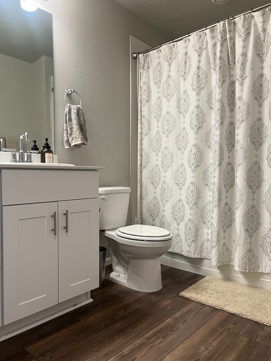 Guest bath with dual sinks, shower over tub