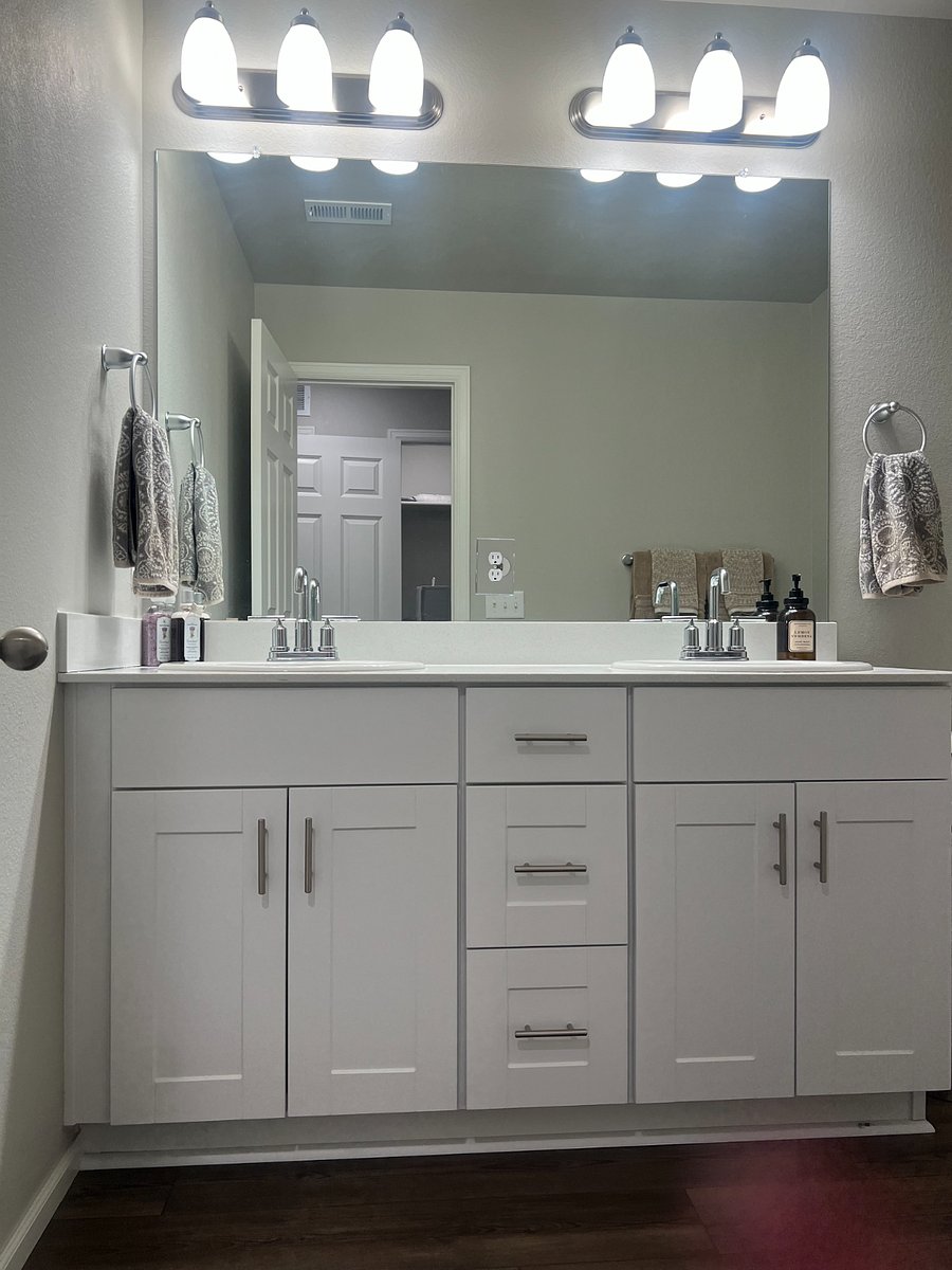 Guest bath with dual sinks, shower over tub