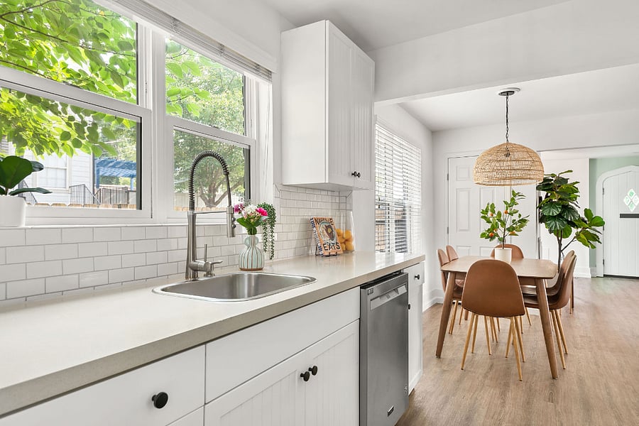 It's fully stocked with everything that you would need to cook a wonderful meal!