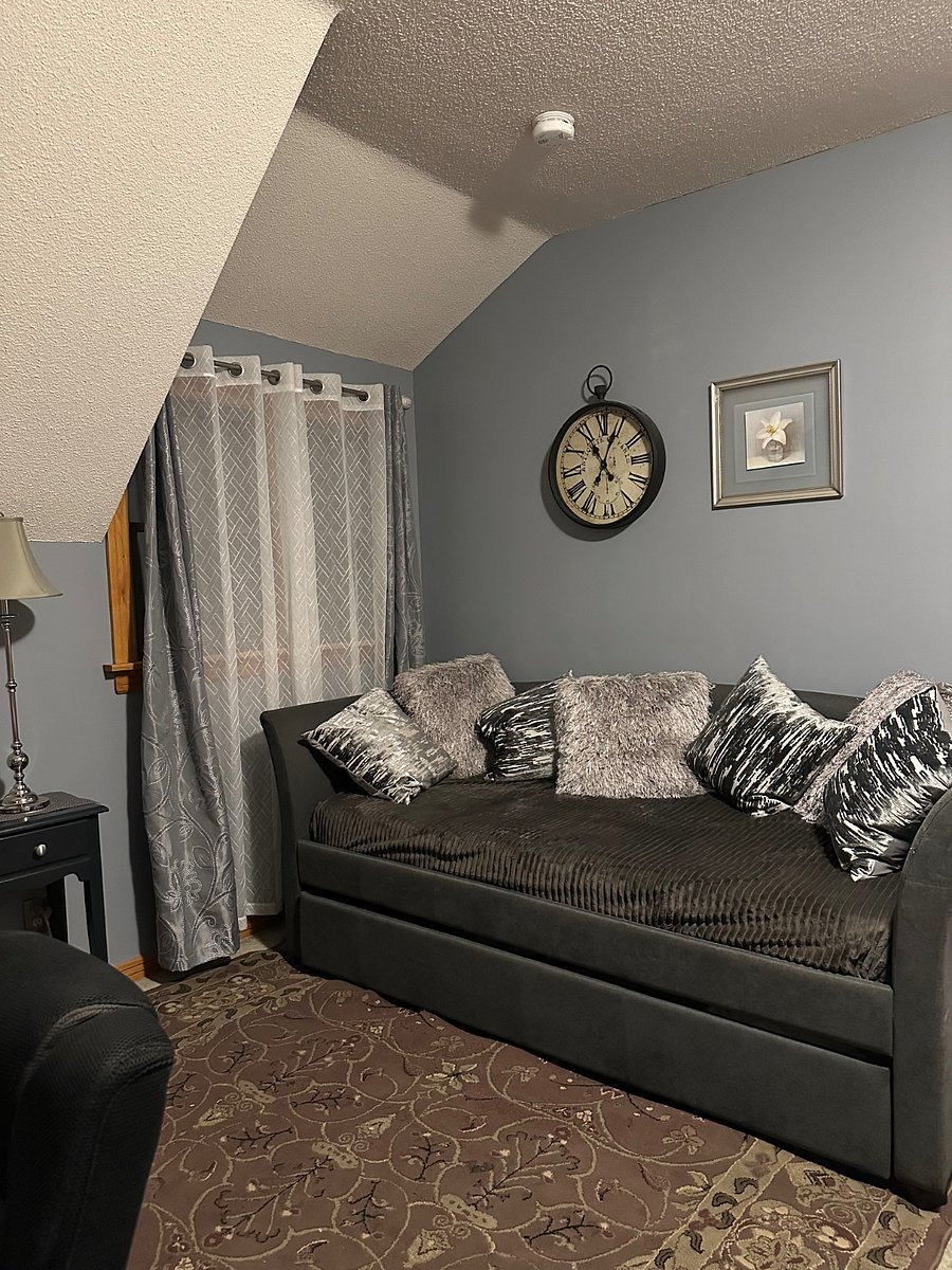 Upstairs Rear Bedroom Daybed/Sofa-2 twin beds (one is a trundle)
