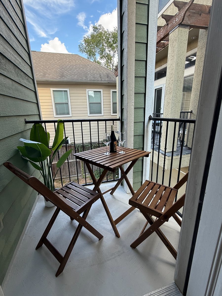 Small balcony on main (2nd floor). Enjoy your coffee or a cocktail out here.
