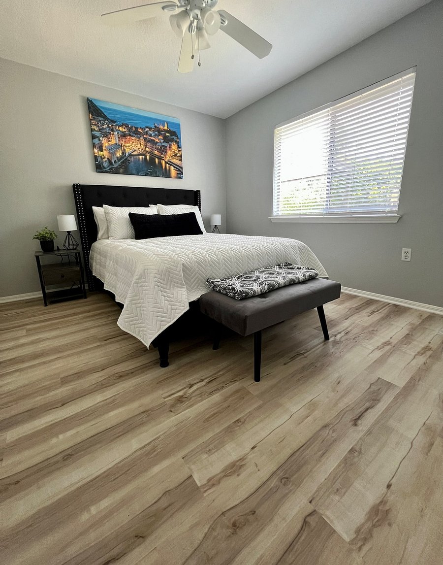 Black Room- facing the pool/backyard - Queen Size Bed