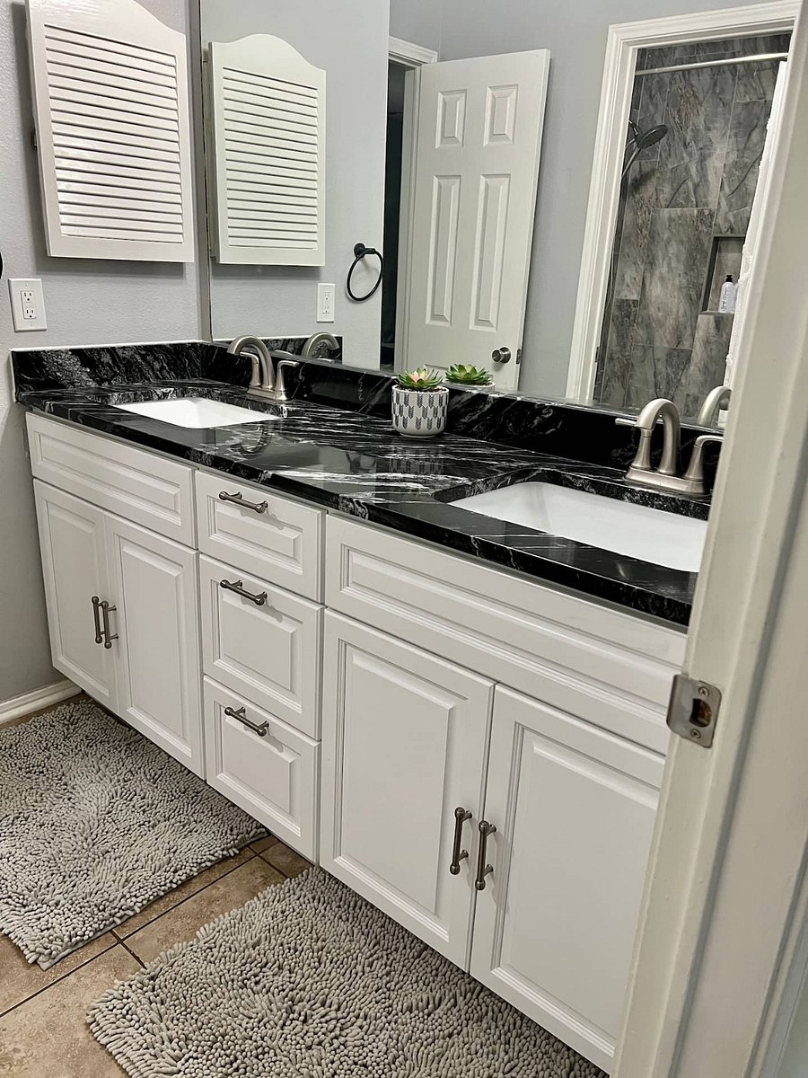 Jack and Jill Bathroom- Accessible from two bedrooms.