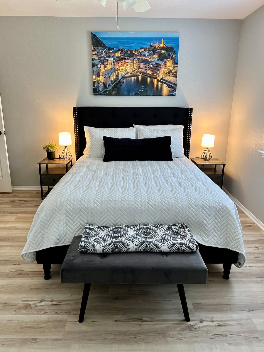 Black Room-facing pool/backyard - Queen Size Bed