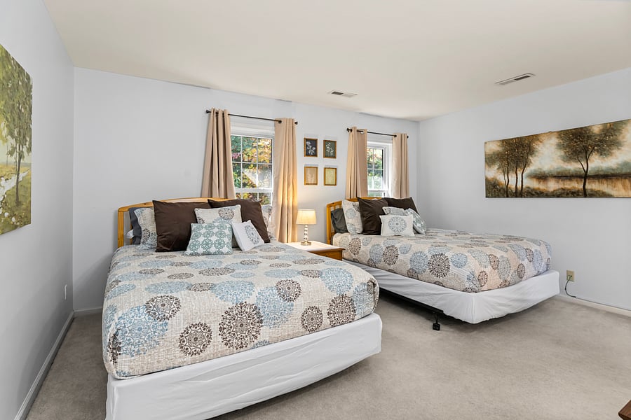 Master bedroom with bathroom ensuite. 2 queen beds