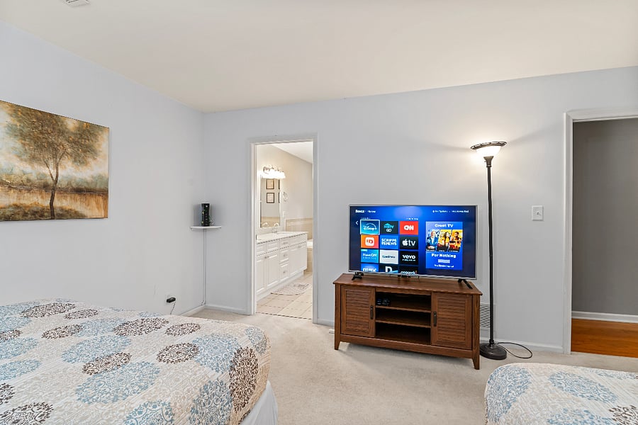 Master bedroom with bathroom ensuite. High internet speed -Spectrum Cable