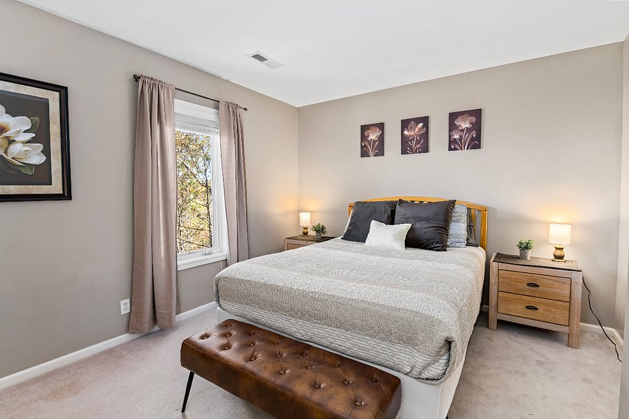 Bedroom w Mountain View