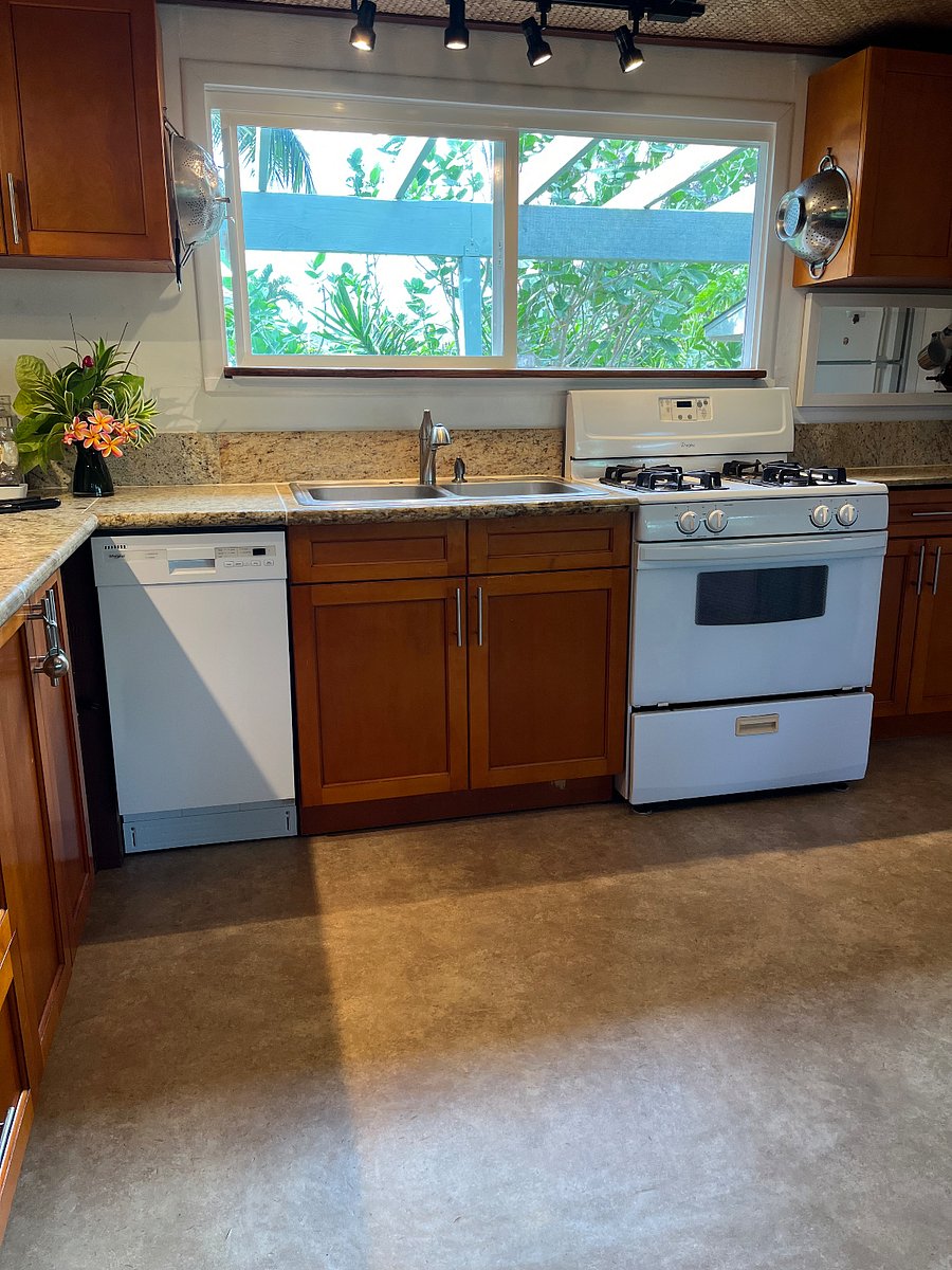 full kitchen. gas cooking.
