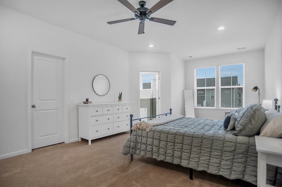 Master Bedroom, Queen