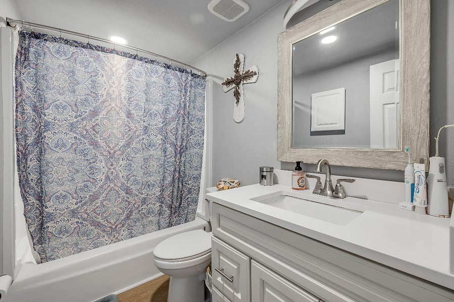Guest bath with tub and shower