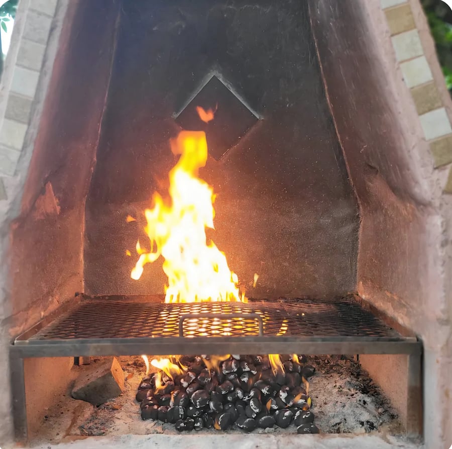 One of the few 1/1 on the island that has an charcoal grill
