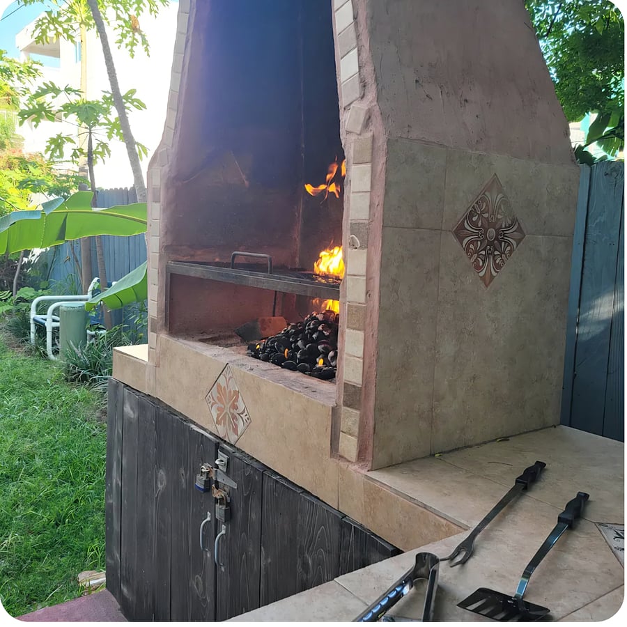 One of the few 1/1 on the island that has an charcoal grill