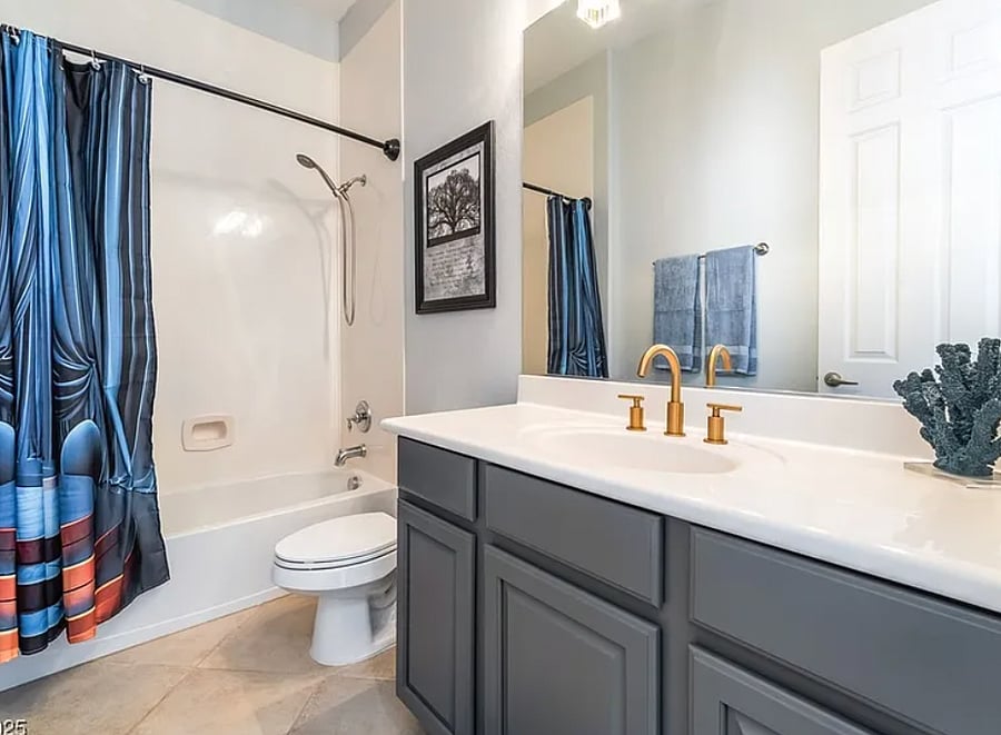 Upstairs full bathroom. 