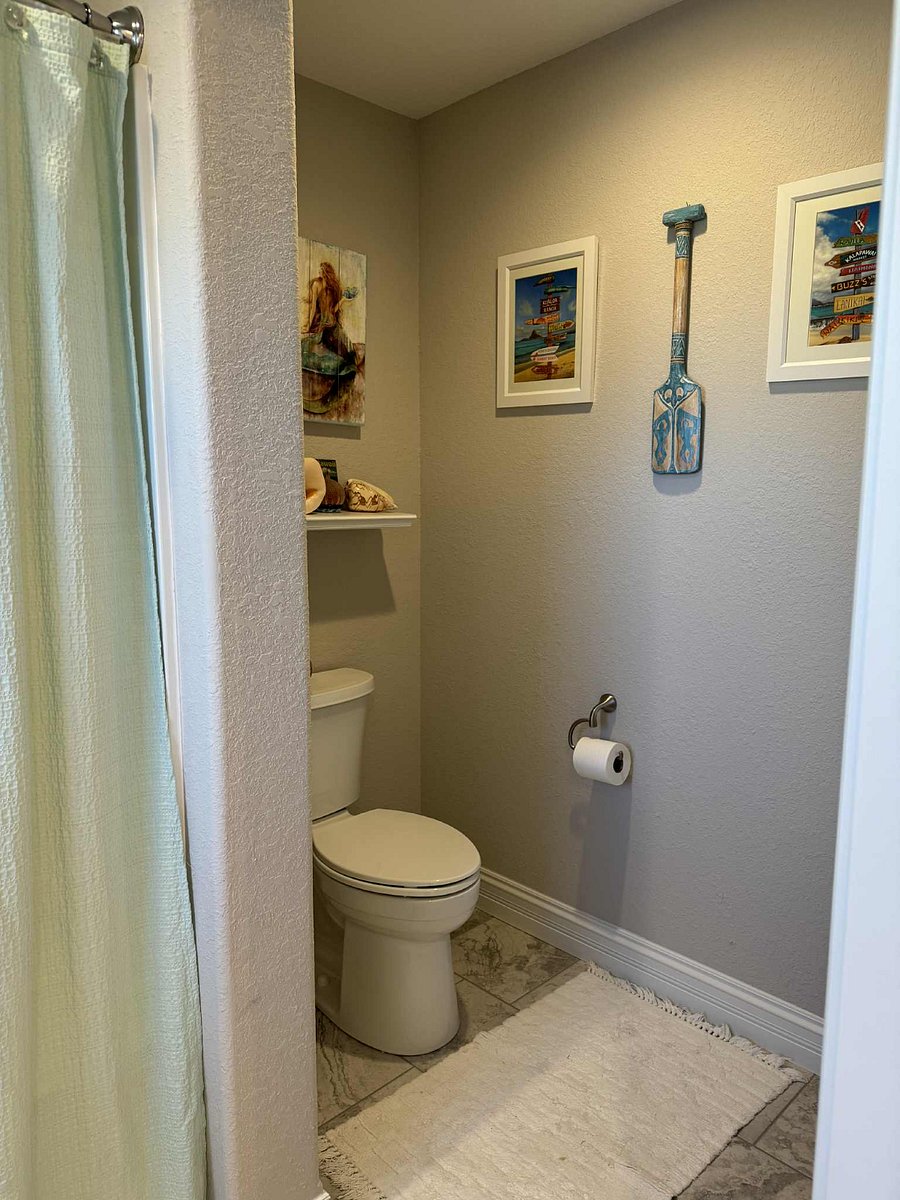 2nd Floor Main Bathroom