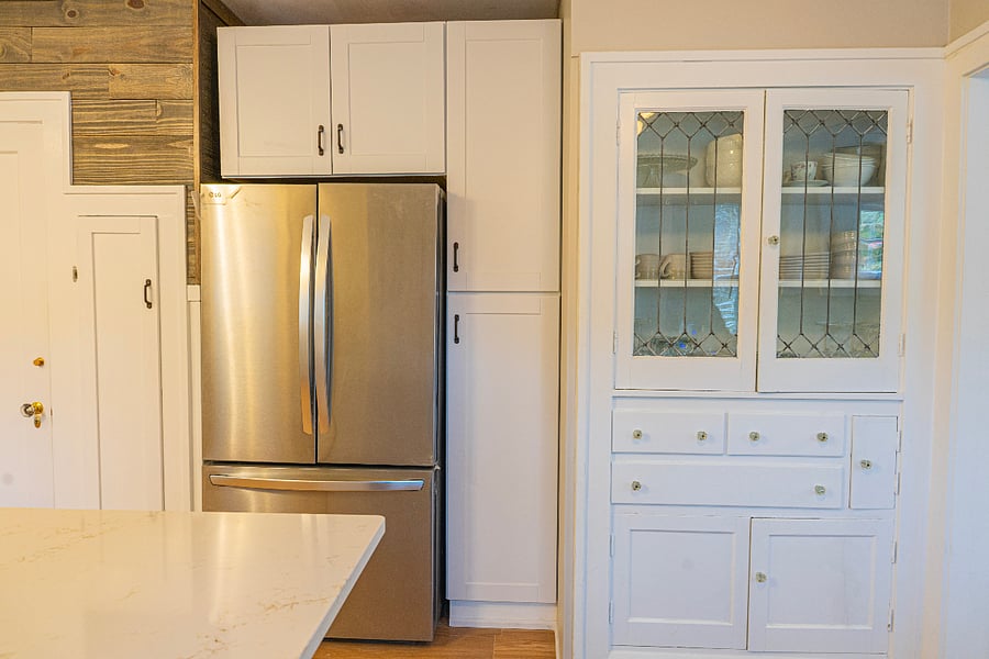 Full size refrigerator/freezer with ice maker