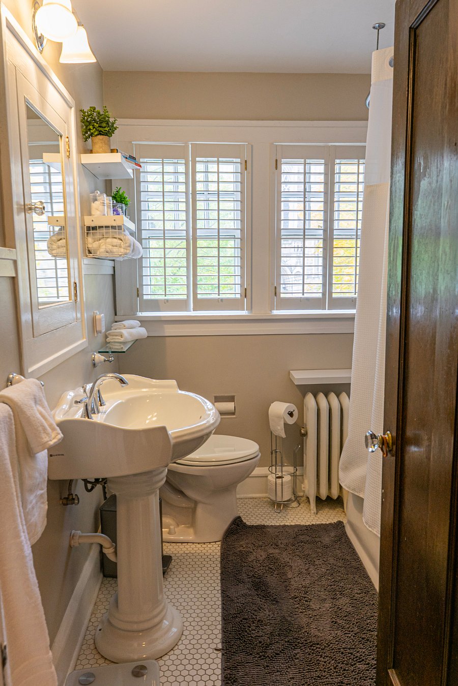 Full bath wtih oversized pedestal sink