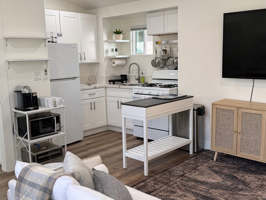 The open plan living allows, easy, entertaining, and interacting with guests or allows you to watch TV while cooking up a meal for yourself. 
