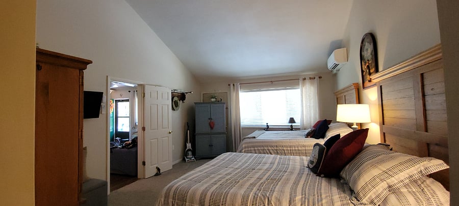 2nd bedroom, spacious with 2 queen beds, en suite