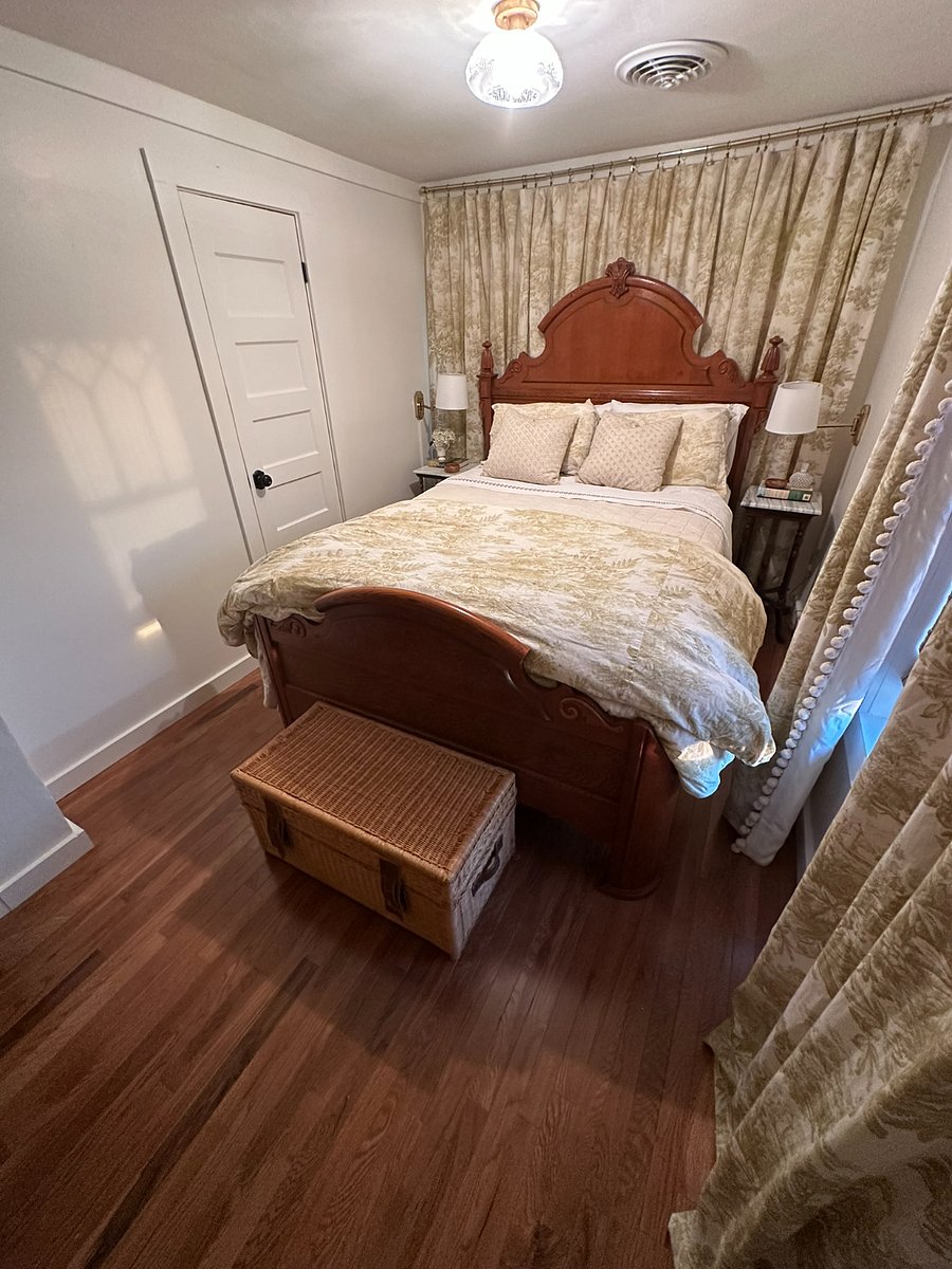 Master Bedroom (Queen Bed)