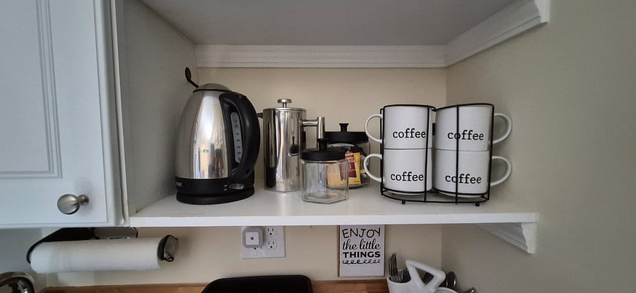 Kitchen amenities - electric kettle, French Press