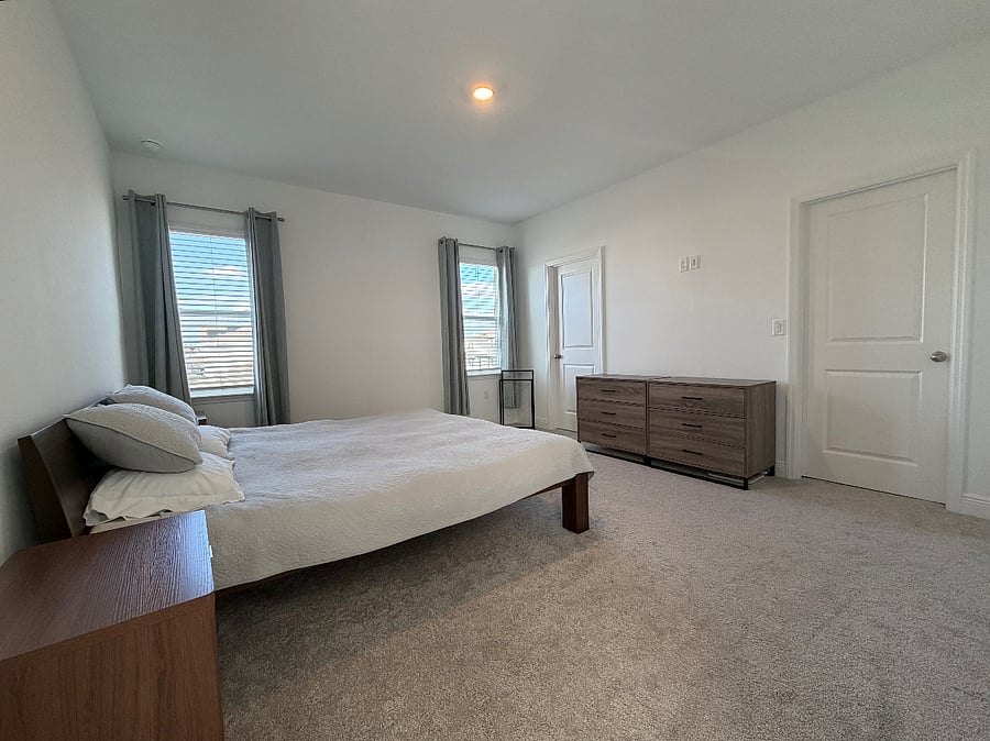 Master bedroom (King size bed, ensuite bathroom and walk-in closet)
