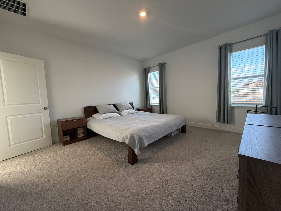 Master bedroom (King size bed, ensuite bathroom and walk-in closet)