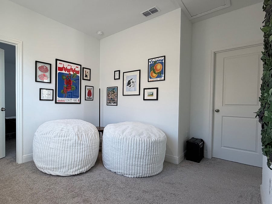 Cozy reading nook (2nd floor).