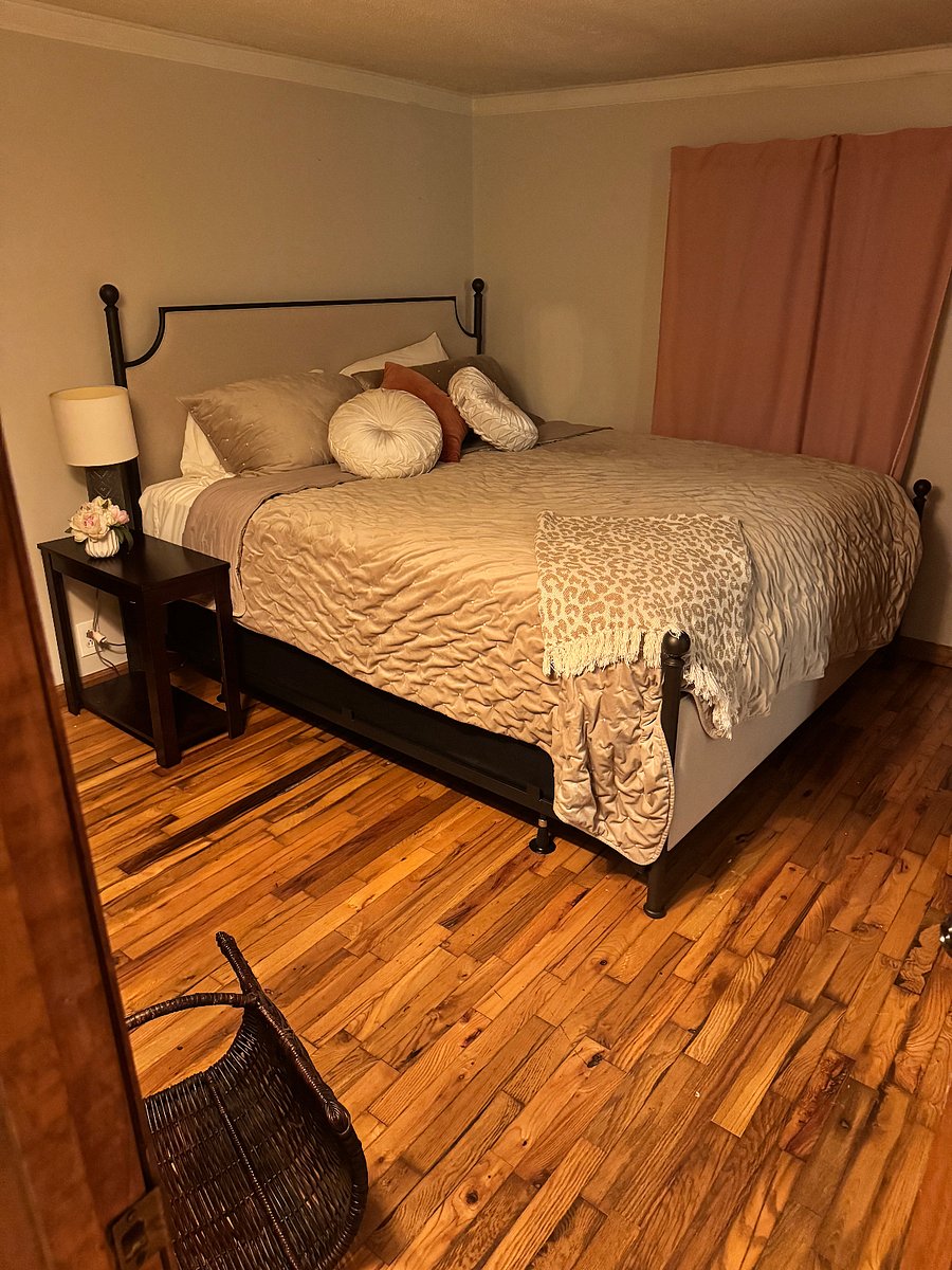Master Bedroom - King Bed with closet, Smart TV, dresser