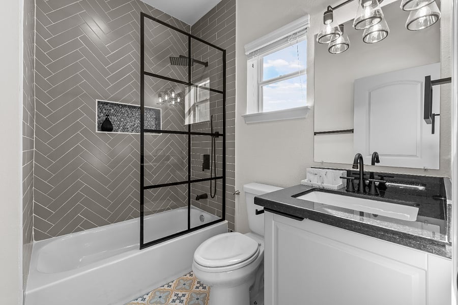 Hall bathroom shared by 2 bedrooms
