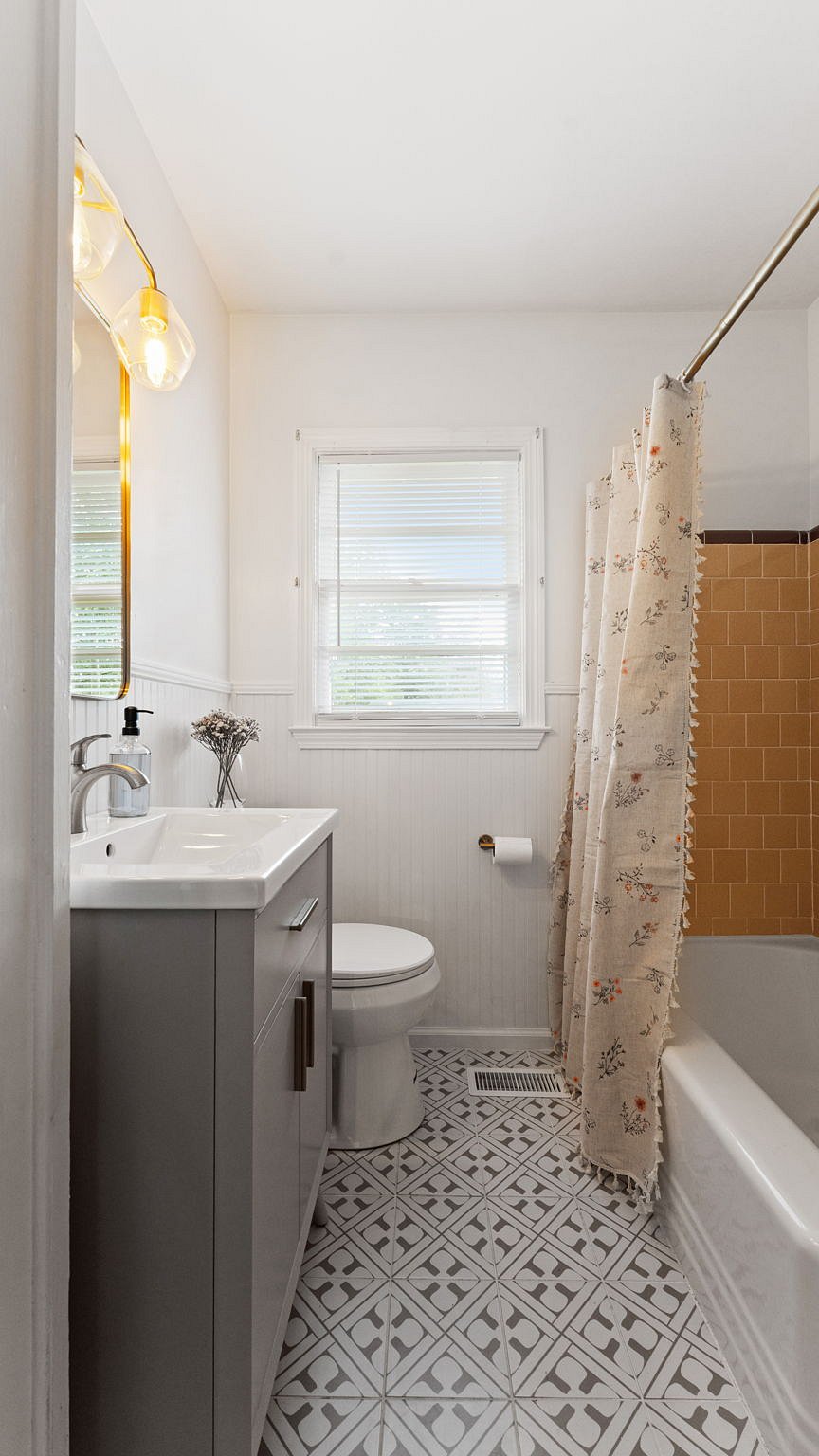 Bathroom with Tub/Shower Combo