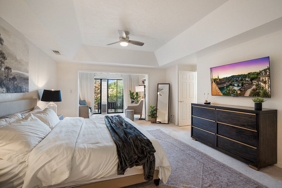 Large master retreat! Sitting area- with library and perfect spot for morning coffee or reading