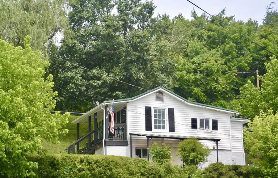 Efficiency apt with separate entrance on driveway level