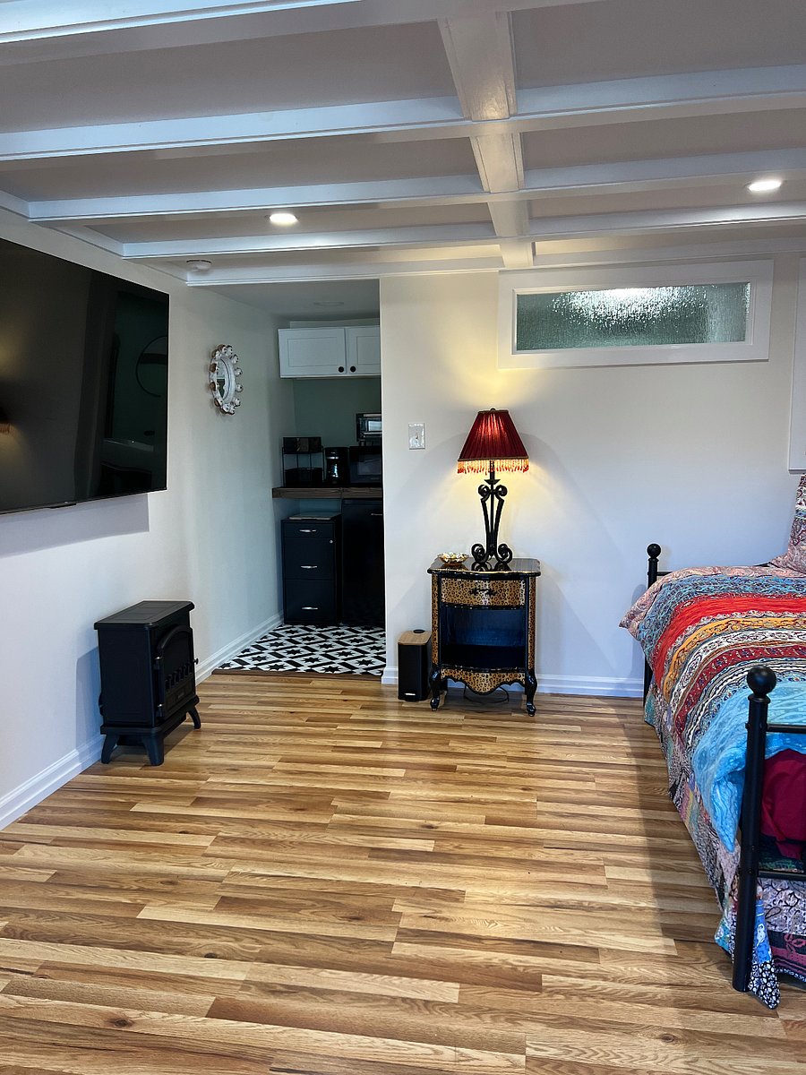 Twin trundle bed. Set of new sheets provided for top.