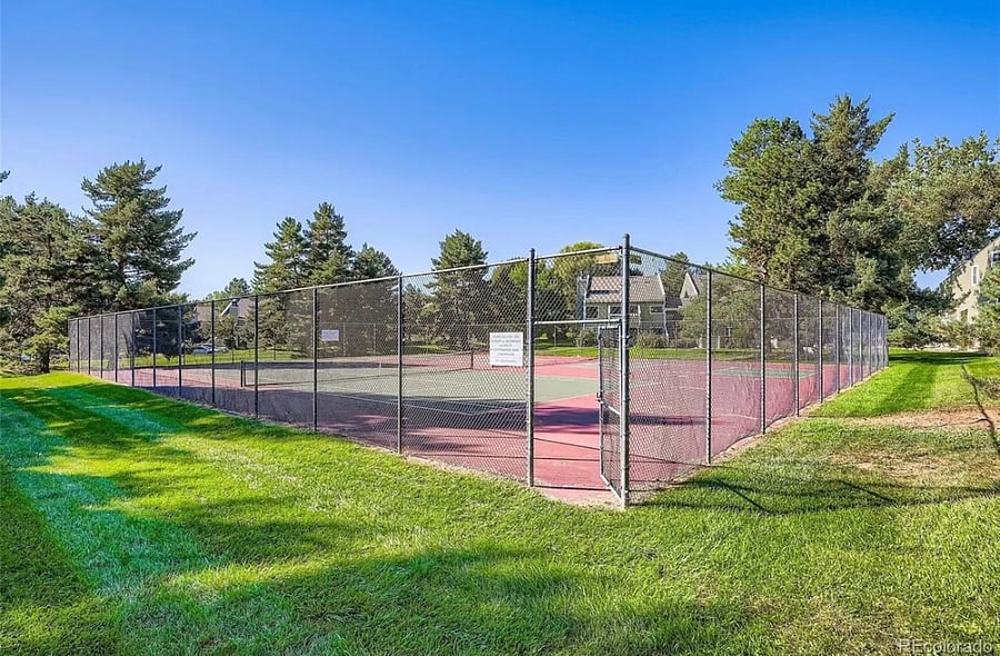 Tennis court just a minute away