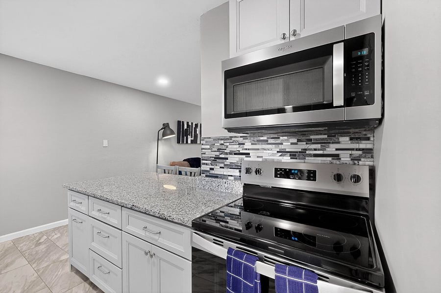 Full, spacious kitchen