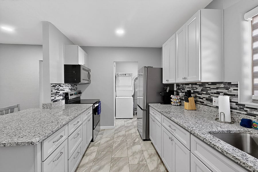 Full, spacious kitchen