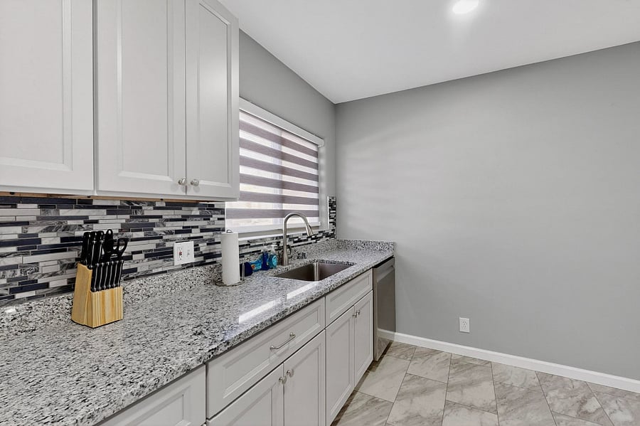 Full, spacious kitchen