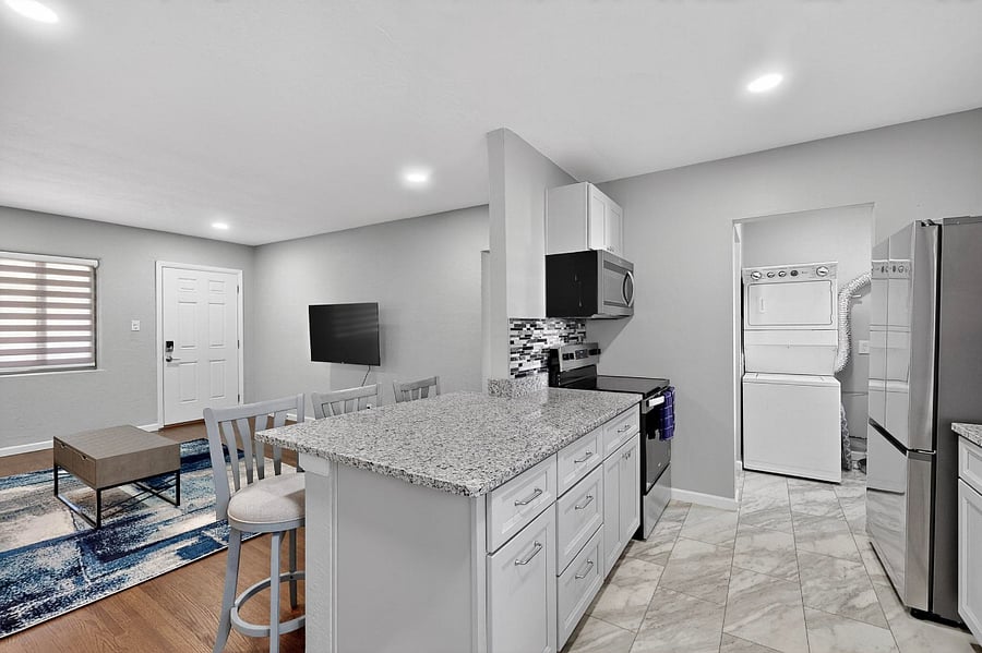 Bar area between living room and kitchen