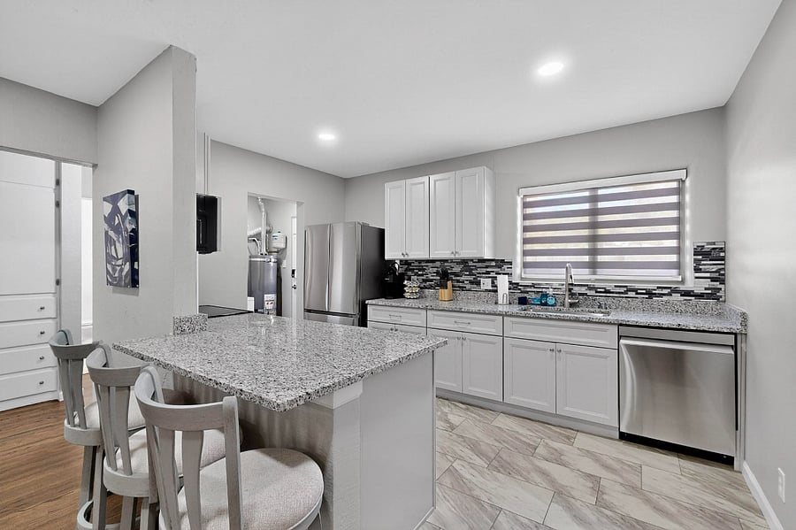 Bar area between living room and kitchen