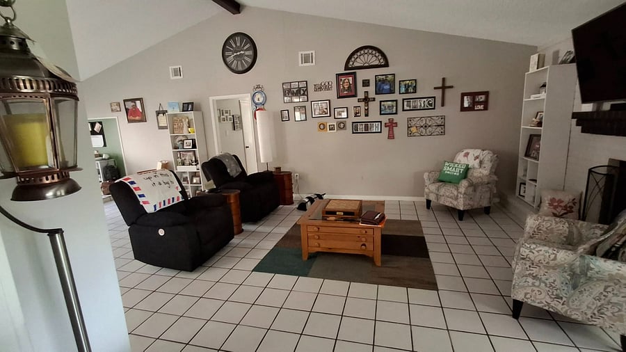 Living room (from kitchen)