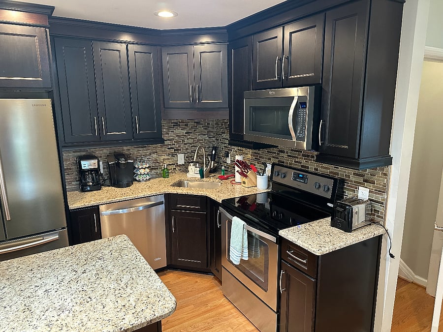 Stainless steel appliances and kitchen counters
