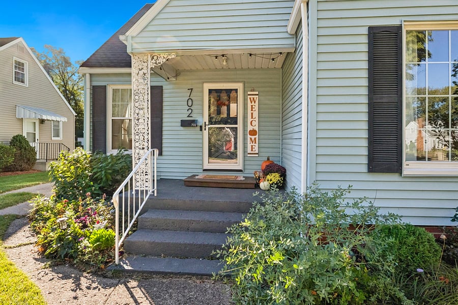 Step onto the porch and feel the warmthour South Bend guest retreat greets you with a charming welcome sign and cozy entryway. A family-friendly stay near Notre Dame, ready to feel like home.