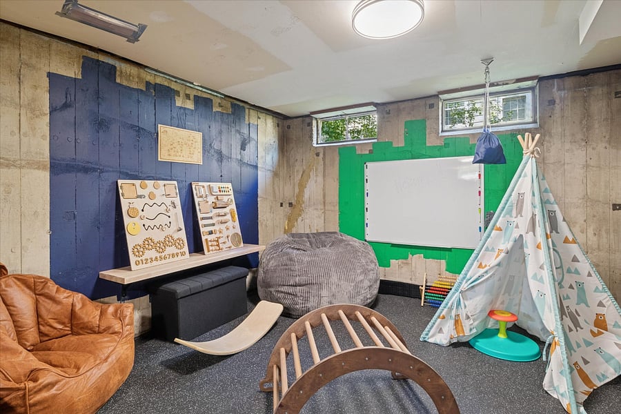 Built for imaginationND hues, industrial charm, and a cozy play corner where kids can dream and explore. A family-friendly South Bend retreat near Notre Dame, made for joyful connection.