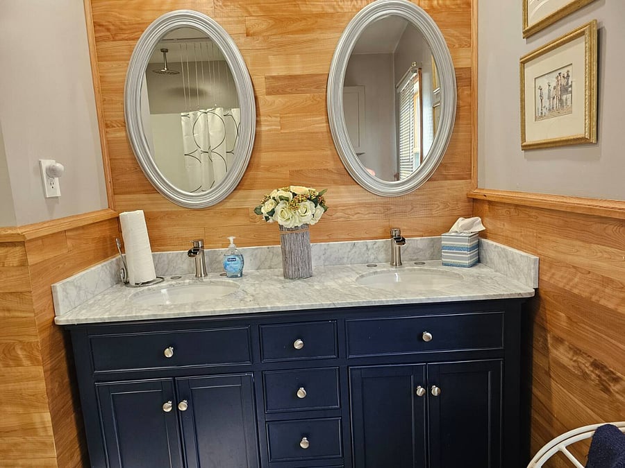 Large double sinks upper bathroom