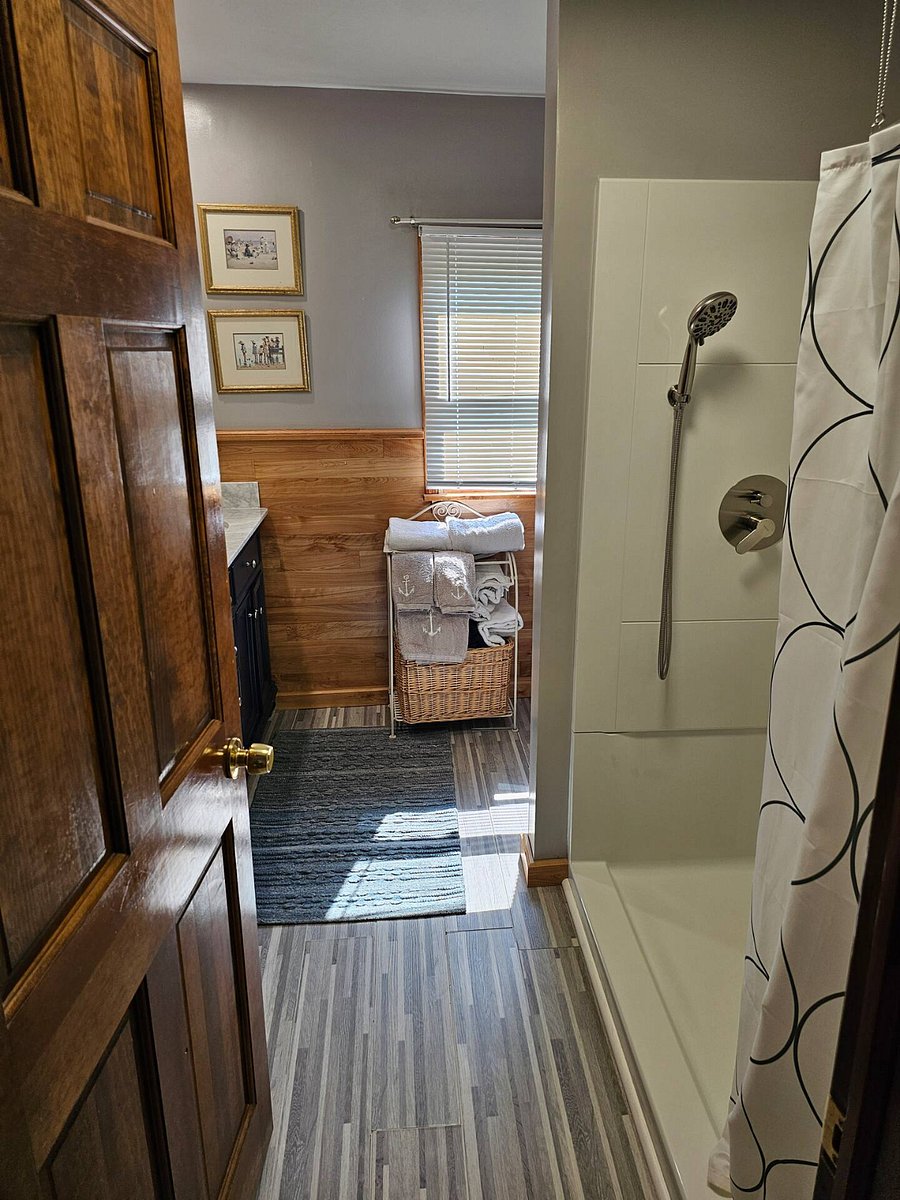 First floor full bath with soaker tub