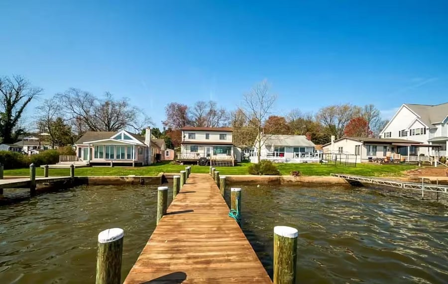 Beautiful dock for swimming, fishing, gazing at the Sunrise and Moon rises.