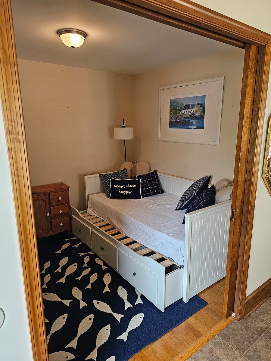 Daybed/King on first floor 