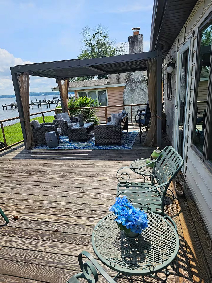 Large deck facing Bay